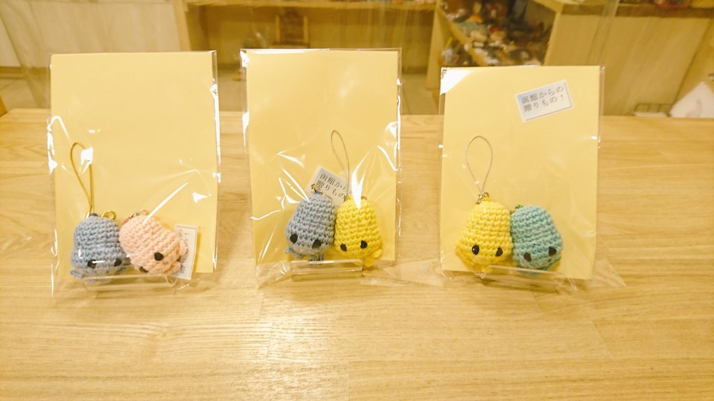 本日の入荷情報第2弾‼️😆#セラピア さんの商品が入荷しました😃可愛い😍イカちゃんストラップ、絵はがきが入りました。函館で作られて..... [元気ショップいこ～る【Twitter】]