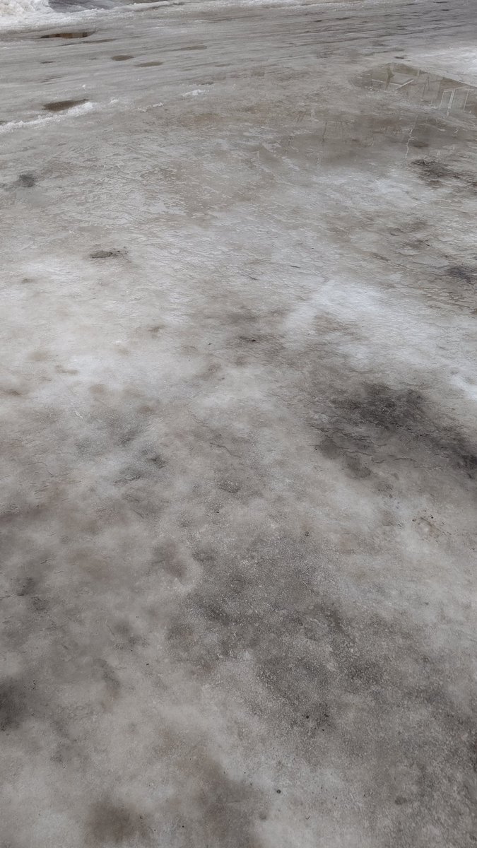 札幌は暖気と朝からの雨で路面の雪がなくなり、敵意剥き出しの氷が広がっています。難易度高いなぁ。雪道マスターモードか？(... [おもちゃの平野【Twitter】]
