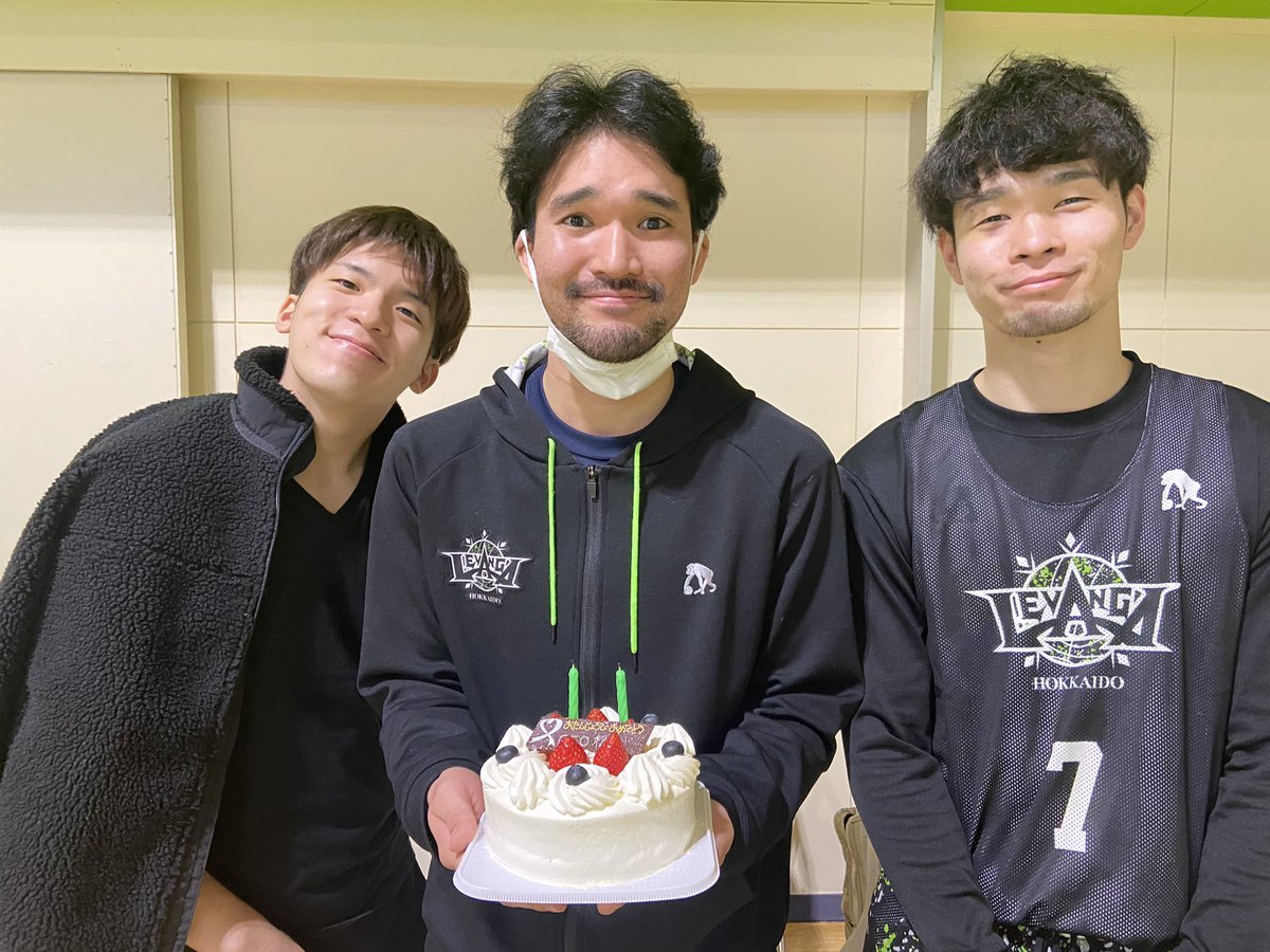 実は、先日2/3 #松島良豪 CCOの29歳のお誕生日をお祝いしていました🎂🎉写真は懐かしの #松島軍団 で✌️📸株式会社わかさいも本... [レバンガ北海道【Twitter】]