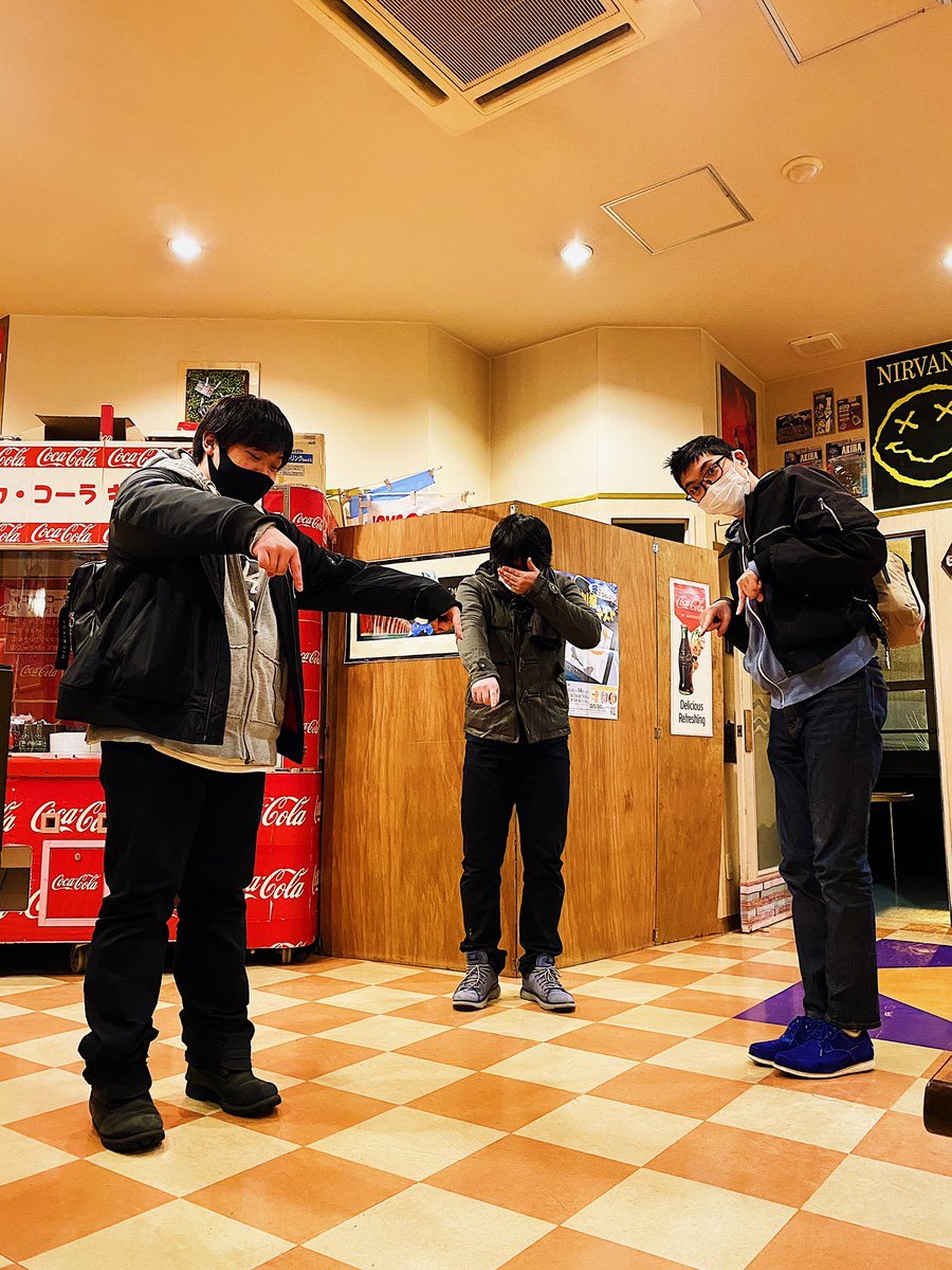 自分たちでできることをする。ピロスはWAXがけも自分たちで。時短営業だからこそ今出来ることを。はま、がっちゃん、やみーがお... [カラオケピロス【Twitter】]