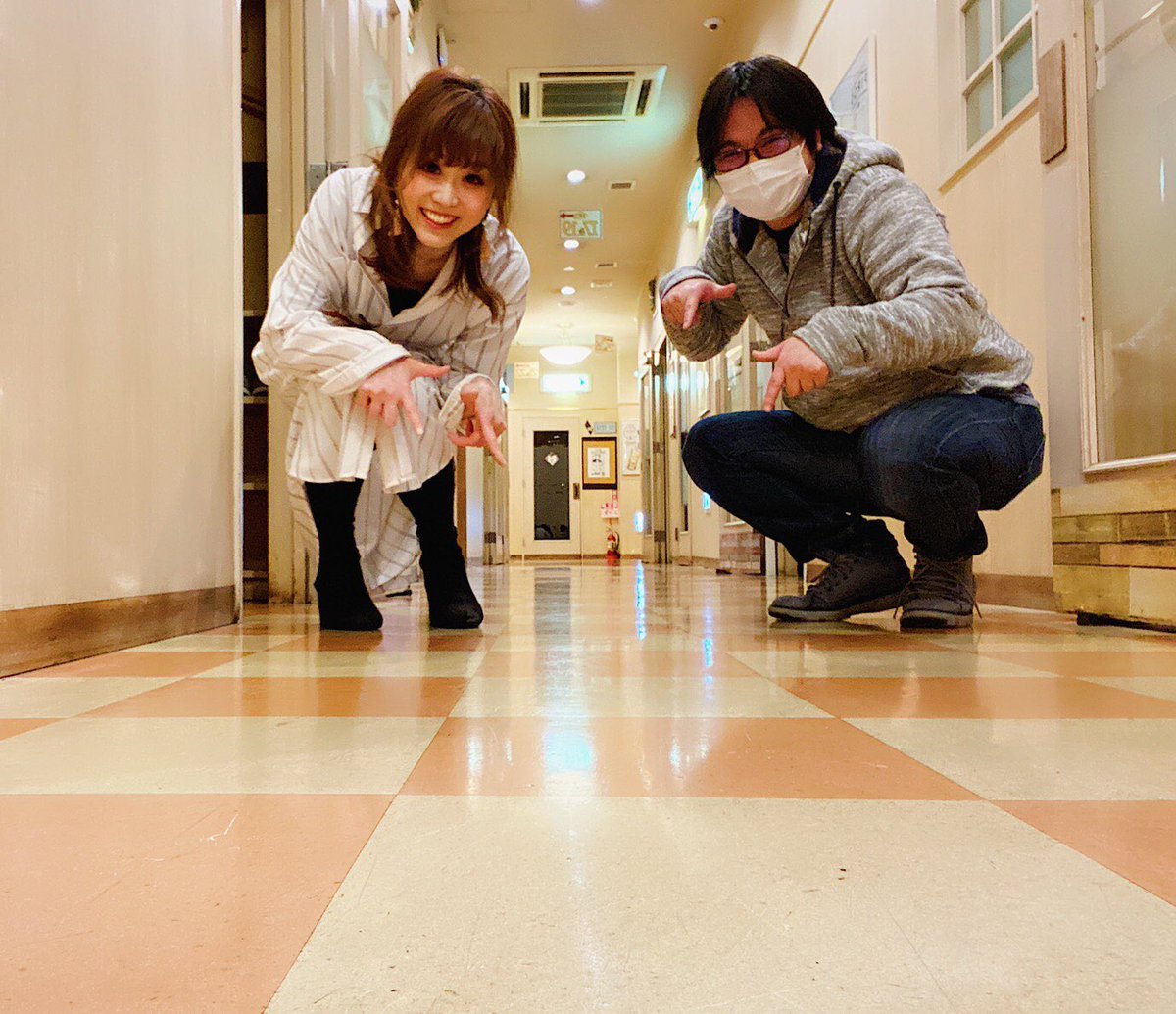 二日連続のWAXがけ。ゆいまーるとがっちゃんの手作業。時短営業だからこそ自分達で今出来ることを。お客様に喜んでいただくため... [カラオケピロス【Twitter】]