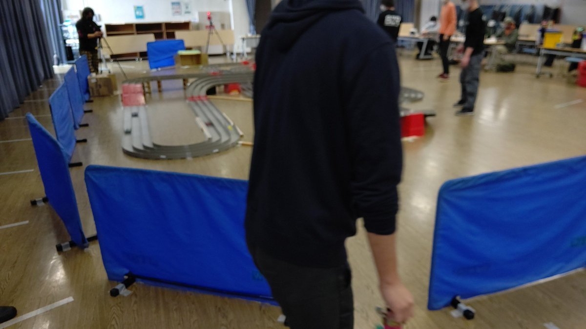 今日は、西区民センターでハイファイブのミニ四駆大会が有ります！皆、間隔空けて並んでますね！熱いレースを楽しんで下さい！ [おもちゃの平野【Twitter】]