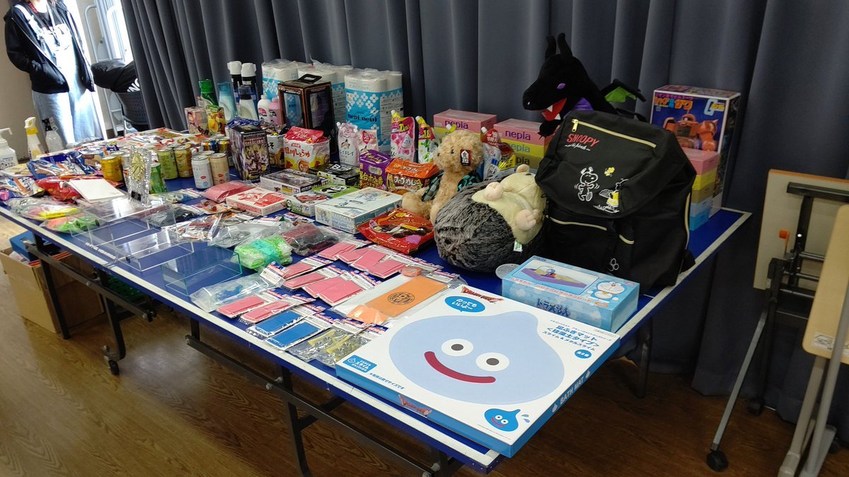 盛りだくさんの景品が並んでますね！おもちゃの平野も景品提供しました！喜んでくれるかなぁ？(笑) [おもちゃの平野【Twitter】]