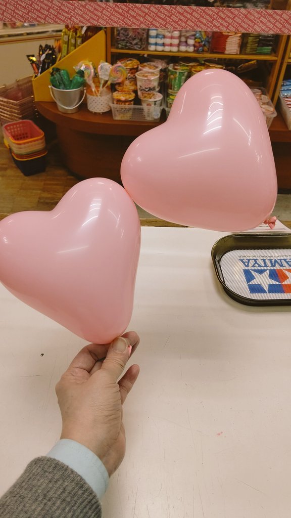 風船としては不良品なんだけど(最初からくっついてた)、ふくらませたらかわいい♥#ハート #風船 #おもちゃの平野 [おもちゃの平野【Twitter】]