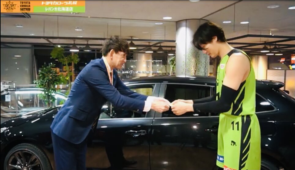 #トヨタカローラ札幌 レバンガ北海道店の #折茂武彦 店長が #桜井良太 選手にお勧めするのは…『#カローラツーリング』🚙✨ぜひご覧... [レバンガ北海道【Twitter】]