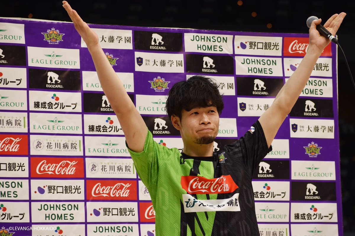 ＼LEVANGA VICTORY！／(ちょっぴり大人しめでしたが)初の勝利パフォーマンスも無事に👍1枚目:こうやってネとお手本見せる2枚目... [レバンガ北海道【Twitter】]