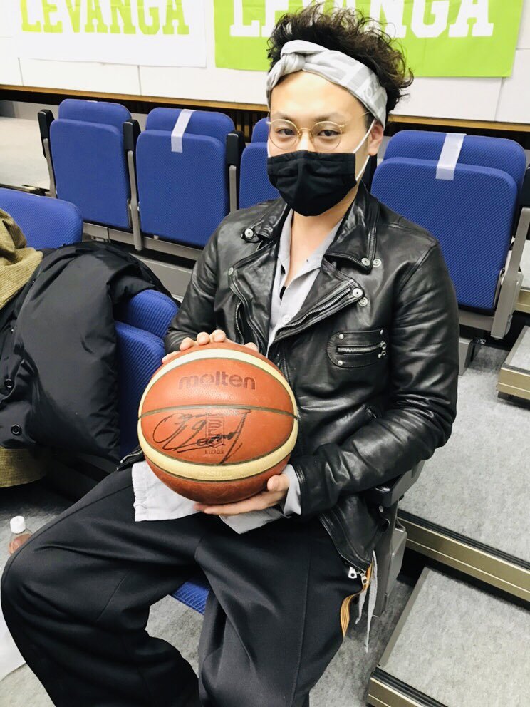 本日の #ベスト革ジャン は…こちらの方でございます🎉男の正装である(?)素敵な革ジャンでのご来場、ありがとうございました!!明日... [レバンガ北海道【Twitter】]
