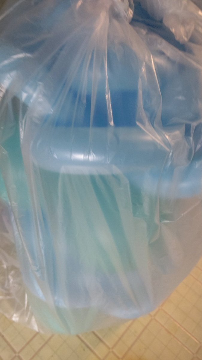 外が荒れてるのでウィンドーに風船を入れるのは断念😢 [おもちゃの平野【Twitter】]