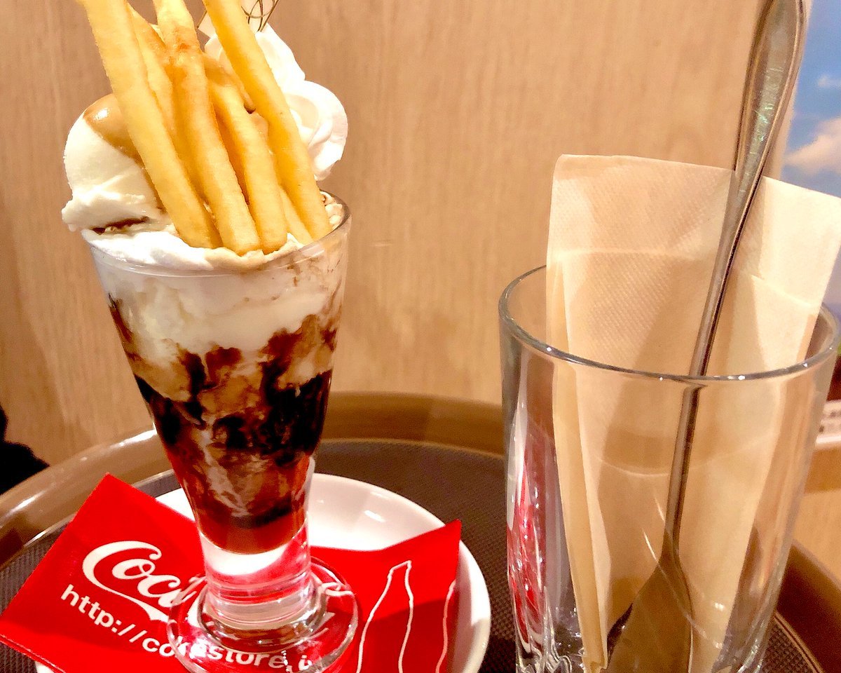 立川こしら師匠がランチを食べに来てくれたので迷作《コーラのポテパフェ》をちょっとだけ復活させてみました。https://t.co/hL9E.... [カラオケピロス【Twitter】]