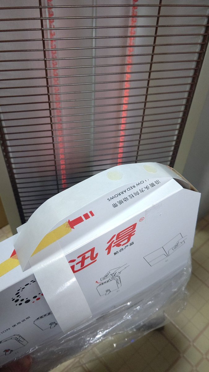 グルードッツさんが寒さでやる気(粘着力)を無くしていらっしゃる。とりあえずストーブの前で温まってくだされ… [おもちゃの平野【Twitter】]