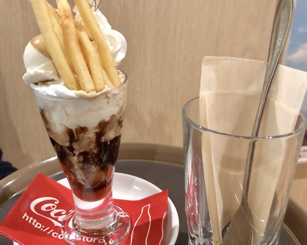 コーラのポテパフェ！ https://t.co/kDKv89ACXa [カラオケピロス【Twitter】]