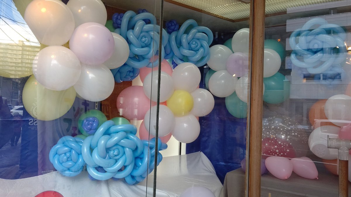 やっと入れれた〜いつも青い鳥を入れがちな卒業メッセージ(勝手にエール😆)は青いバラにしました✨花言葉「夢かなう」なんですって... [おもちゃの平野【Twitter】]