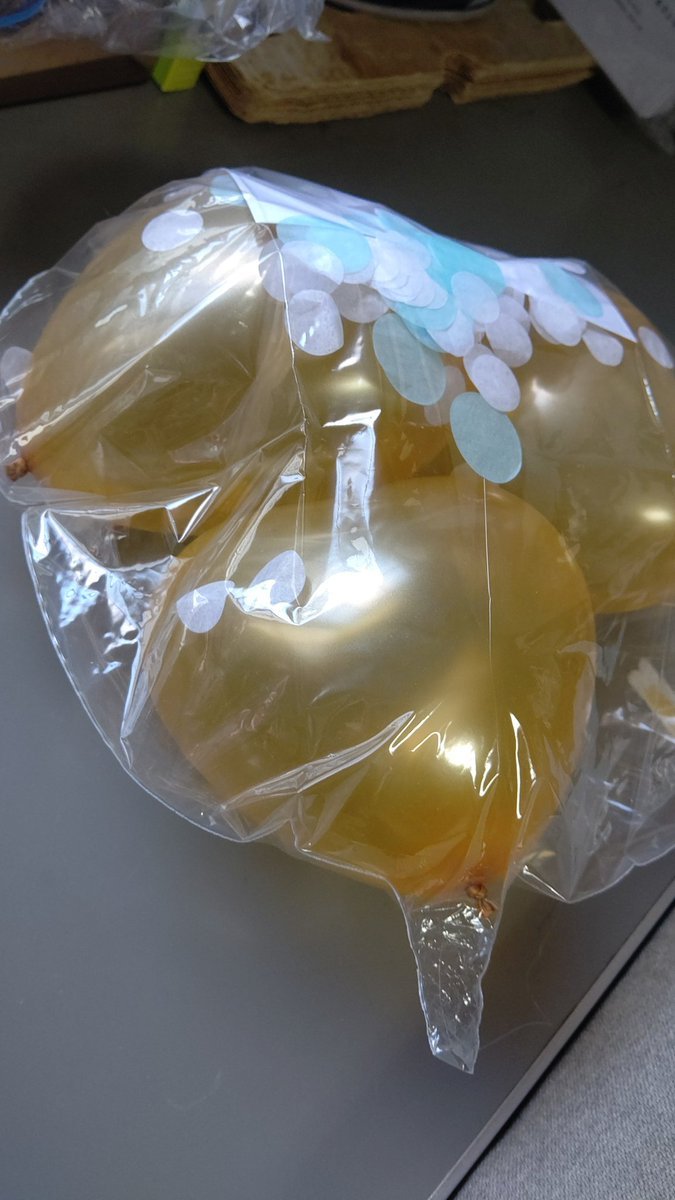 さぁ勝負！！(さっき1個割って、耳がボンッてなったし中身が飛び散ったからちょっと怖い😱) [おもちゃの平野【Twitter】]