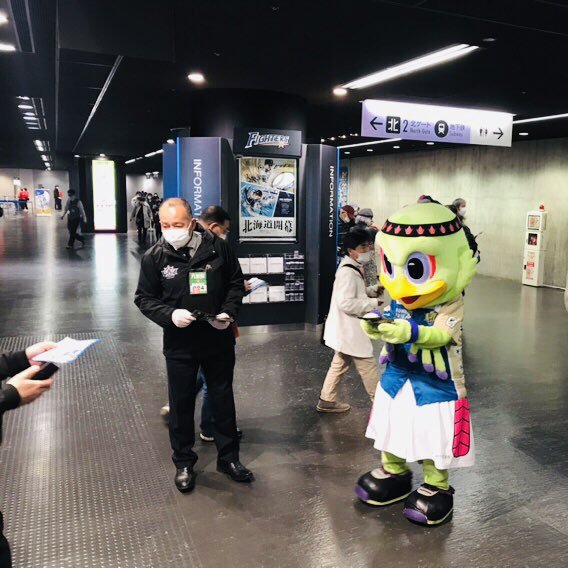 ただいま #レバード がチラシ配布させていただいております🐤📄17時までに #折茂武彦 も駆けつける予定です💨本日のファイターズさんの... [レバンガ北海道【Twitter】]