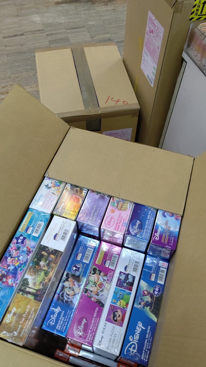 外は風が強いですね🍃開店してます〜☺️ジグソーパズルが大量に入荷してて格闘中です😆#ジグソーパズル #テンヨー #おもちゃの平野 [おもちゃの平野【Twitter】]