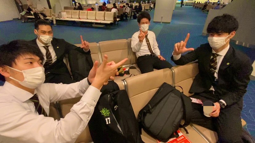 ／LEVANGA VICTORY-----!!!!!!!アウェ--バ--ジョ-----ン!!!!!＼チームは10日間の遠征から無事に北海道へ... [レバンガ北海道【Twitter】]