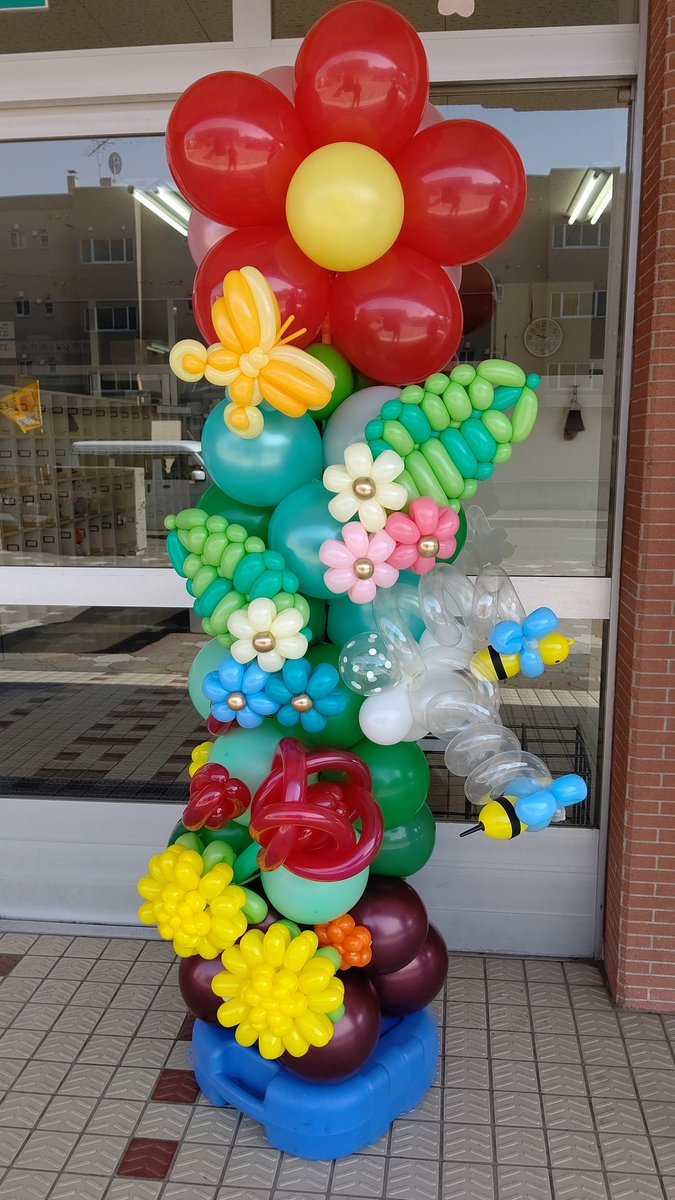 設置完了🎈🎈春満開で新入生をお迎えしますよ！#入学式 #バルーンアート #おもちゃの平野 [おもちゃの平野【Twitter】]