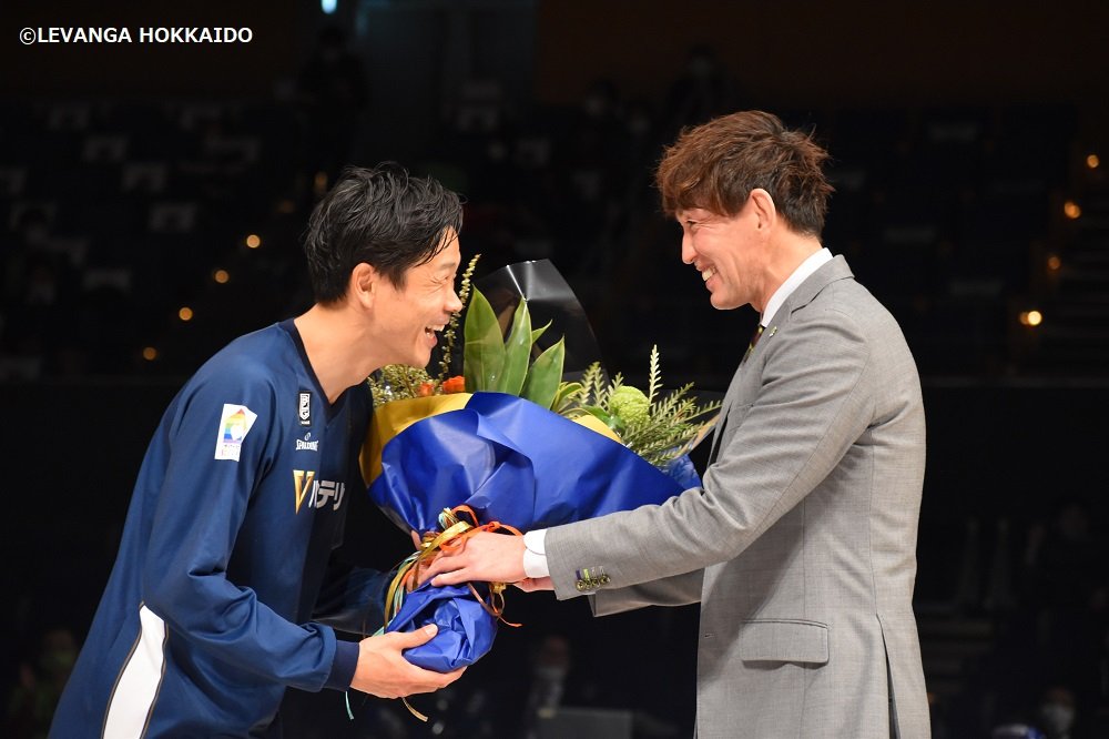 共に日本代表でプレーしたこともある #竹田謙 選手と、昨シーズンひと足先に現役を引退した #折茂武彦😊💐😊花束をお渡しする直前の2人.... [レバンガ北海道【Twitter】]