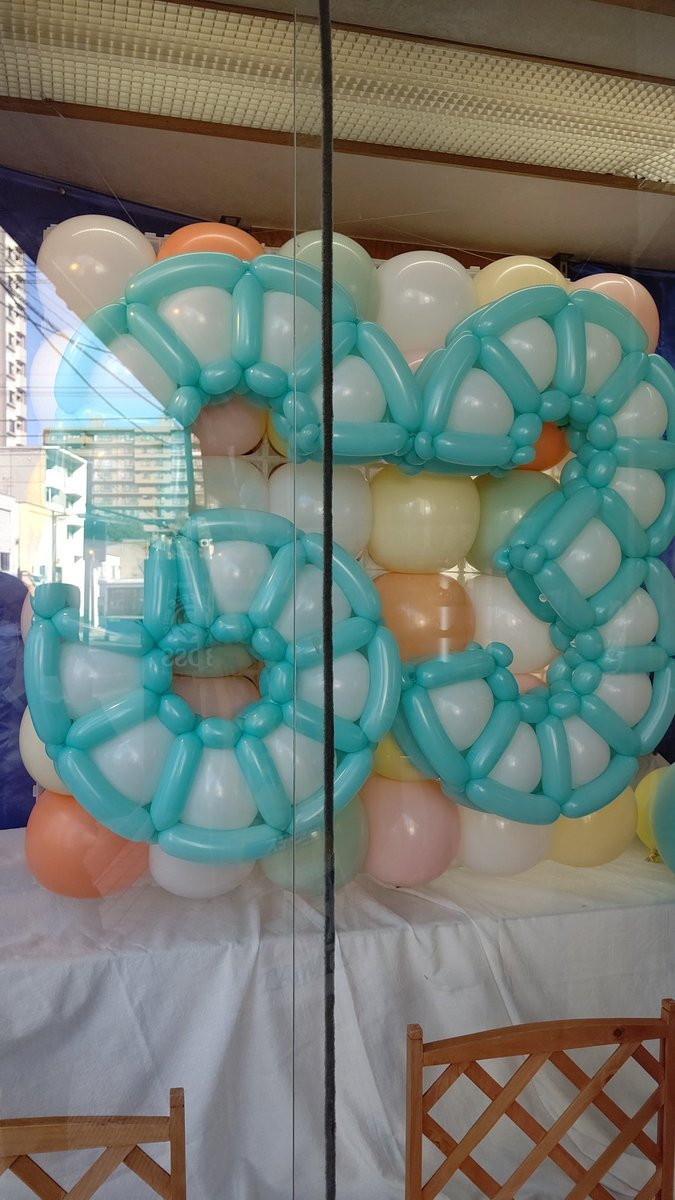毎年恒例！4月はお店の誕生月なのでハッピーバースデーなウィンドウにします👑✨🎂🎈🎁🎉#バルーンアート #63歳 #おもちゃの平野 [おもちゃの平野【Twitter】]