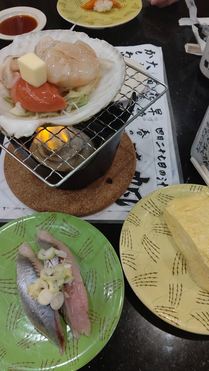 今日の晩御飯は美味しいホタテにしました。生ホタテでないのが少し残念 [おもちゃの平野【Twitter】]