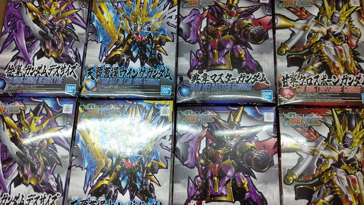 発売日迄待機するガンダムたち(笑) [おもちゃの平野【Twitter】]