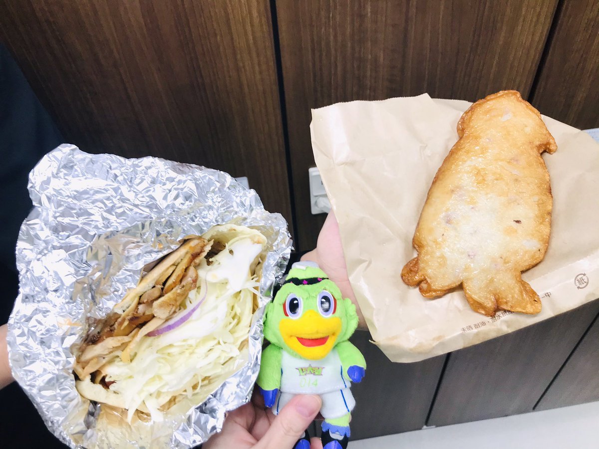 写真を撮ってみたのですが、投稿を忘れてしまいました…💦いか天はイカの形なのです！🦑✨😳 https://t.co/3O6oy59jtu [レバンガ北海道【Twitter】]