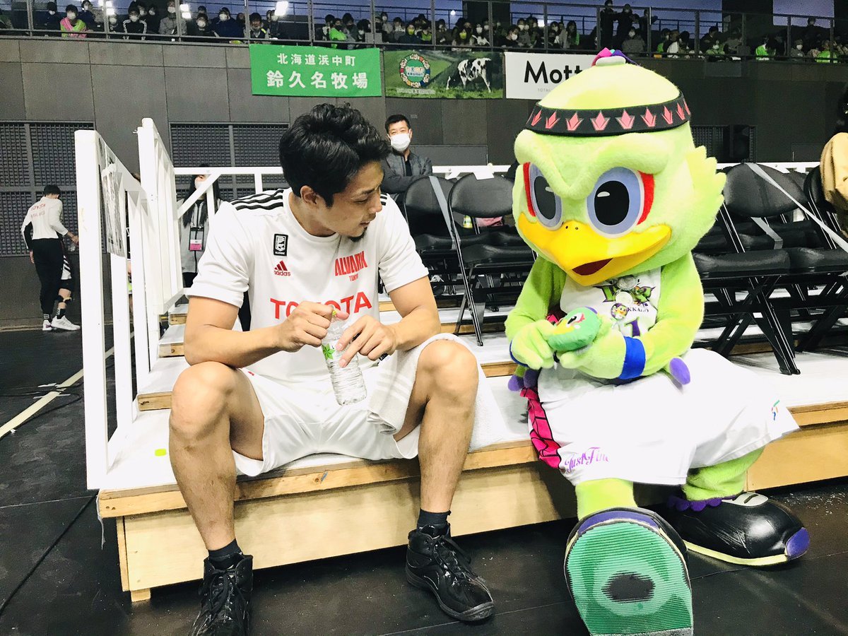 試合開始前のアップ時間、水分補給のタイミングで近くにいた #レバード のポシェットについた #ルーク を見つけた #菊地祥平 選手が優... [レバンガ北海道【Twitter】]