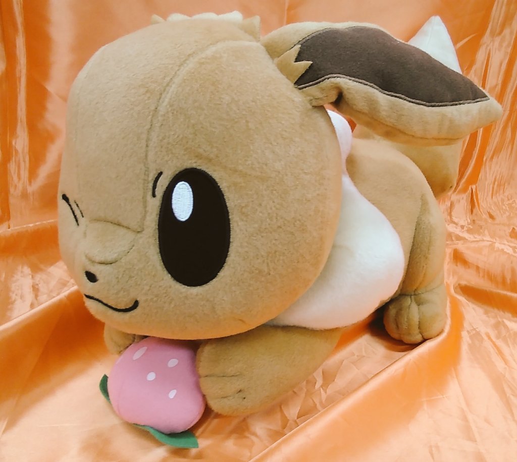 ポケットモンスターもぐもぐタイムめちゃでかイーブイぬいぐるみが入荷してます。果物を食べてるイーブイの大きなぬいぐるみです。両... [ワンダーシティ札幌 プラボ札幌西町店【Twitter】]