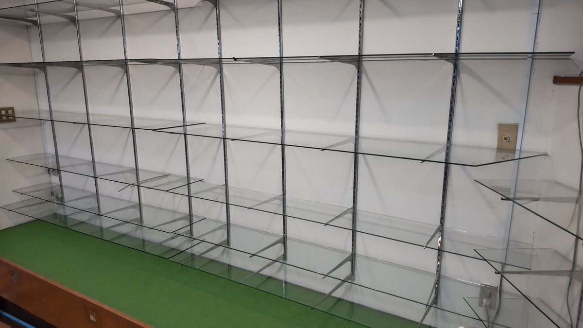 秋も深まり、雪ムシをチラホラ見ます。おもちゃの平野の夏の風物詩、花火コーナーを変更次の季節コーナーにします。 [おもちゃの平野【Twitter】]