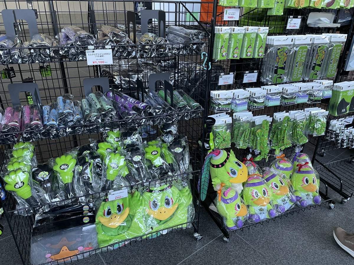 2021-22シーズンはオフィシャルグッズ売り場が【アリーナ】から【1階】に変更しております📢✨1階入場口を入って右手側で販売中🤗今..... [レバンガ北海道【Twitter】]