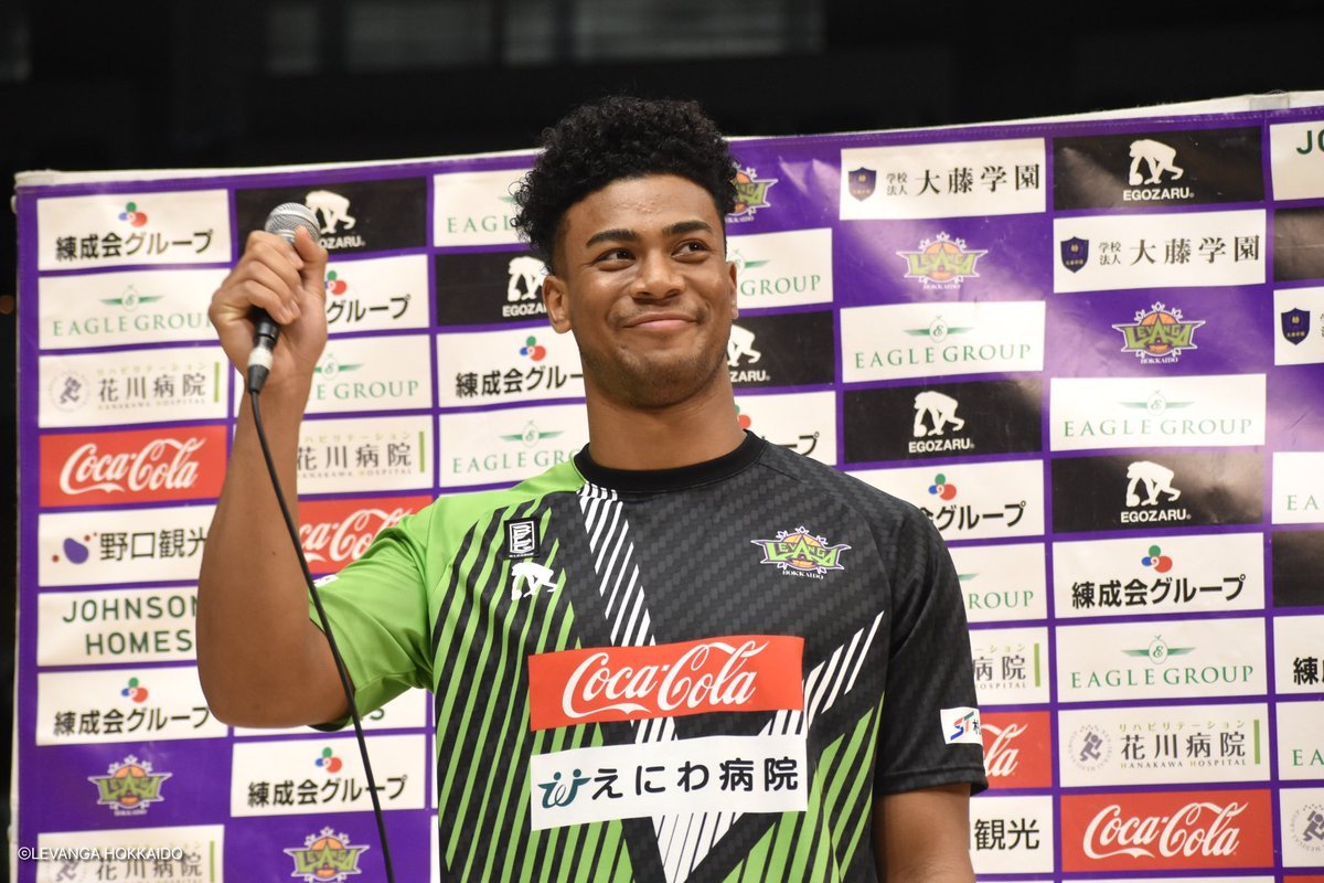 試合終了後、コートでは新加入選手のご挨拶もありました。レバブーの皆さま、早速5人のこと、大好きになっちゃいましたね…？何を隠... [レバンガ北海道【Twitter】]