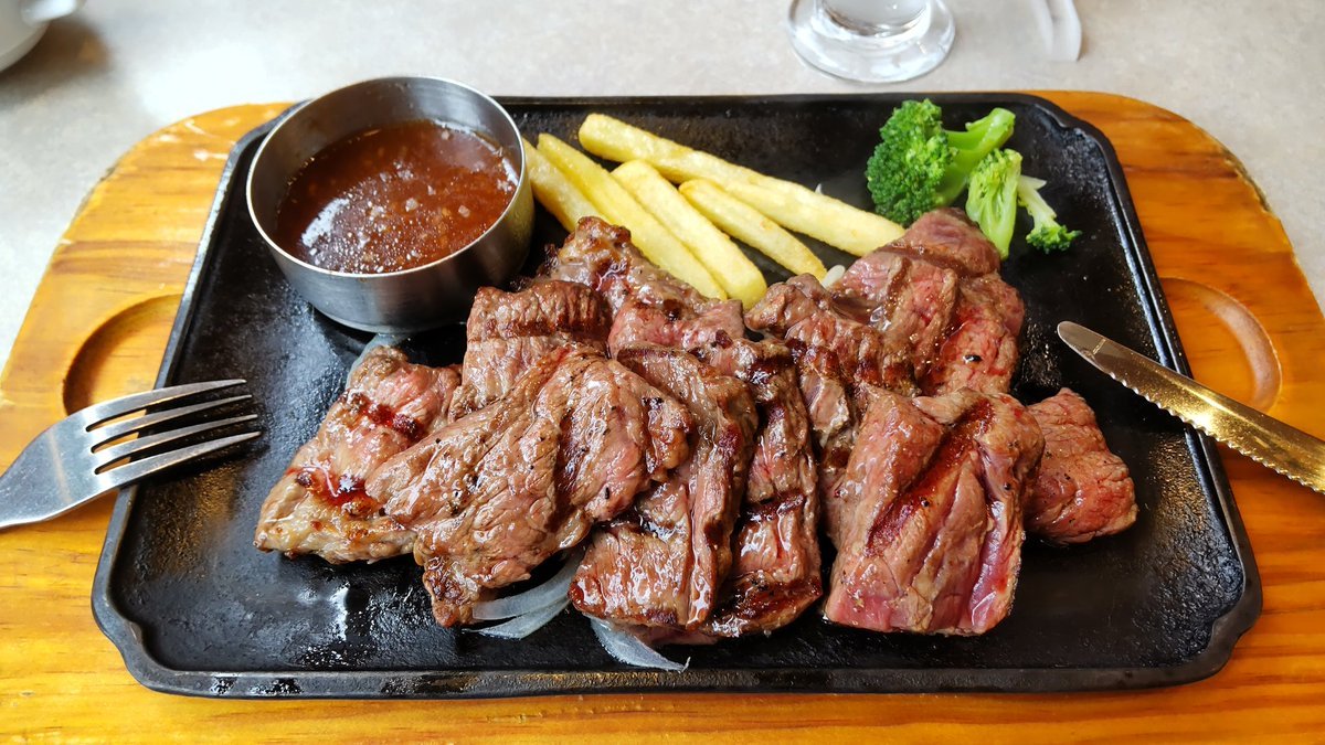 今日のお昼は、お手軽カットステーキです。やっぱり肉食べるー。（笑） [おもちゃの平野【Twitter】]