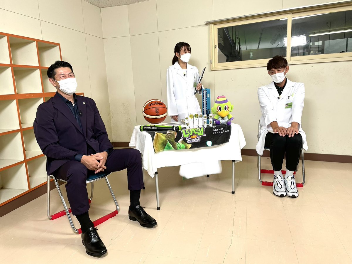 #UHB『Dr.折茂のレバンガホスピタル』に、Mr.バスケットボールこと #佐古賢一 HCが登場🏀✨『賢』の登場に折茂ドクターも思わず乙女... [レバンガ北海道【Twitter】]