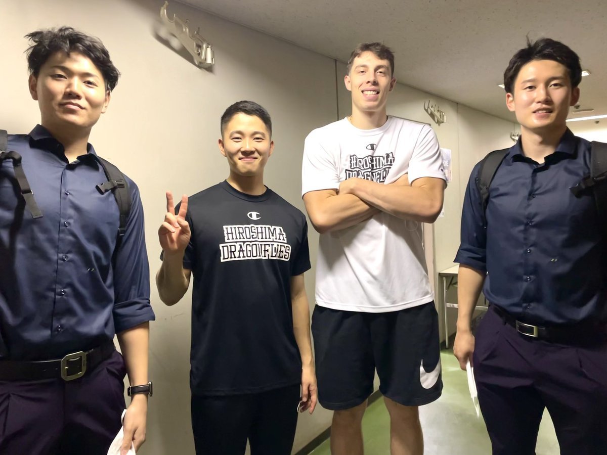 (力尽きる前にこれだけはご紹介したい…!!)会場出発前にハートフル交流場面を目撃✨👀広島の #青木保憲 選手は、#葛原大智 選手と福大..... [レバンガ北海道【Twitter】]