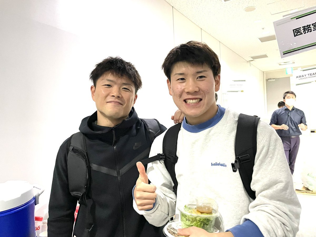 昨日の試合後、ハートフル再会を発見🧡💚📸延岡学園高校時代の先輩後輩、#岡本飛竜 選手(先輩)と #寺園脩斗 選手(後輩)😊😊✨@h... [レバンガ北海道【Twitter】]
