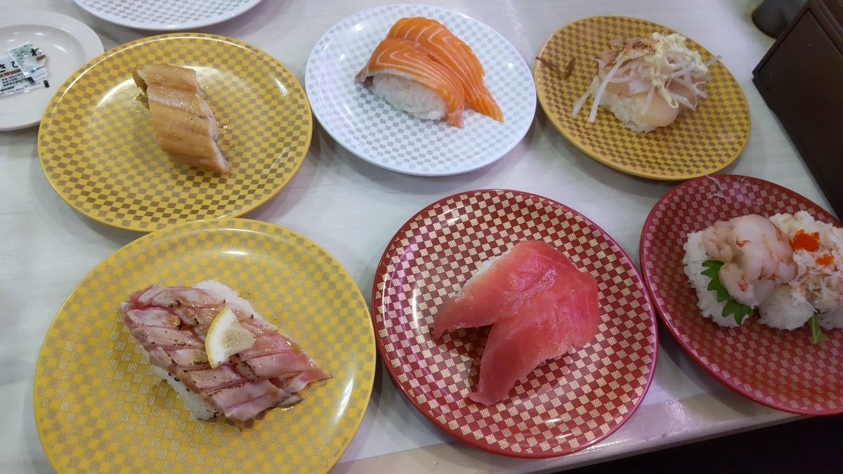 今日の晩御飯はお手軽寿司です。仕事終わりに外食が出来る幸せ!あぁ～～日常が帰ってきたー（笑） [おもちゃの平野【Twitter】]