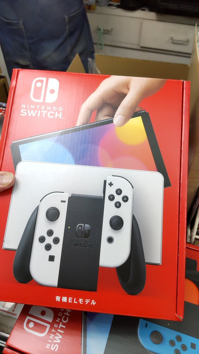 新型ニンテンドースイッチカッコイイなぁ。予約分しかないので、店頭販売は無いのが残念 [おもちゃの平野【Twitter】]