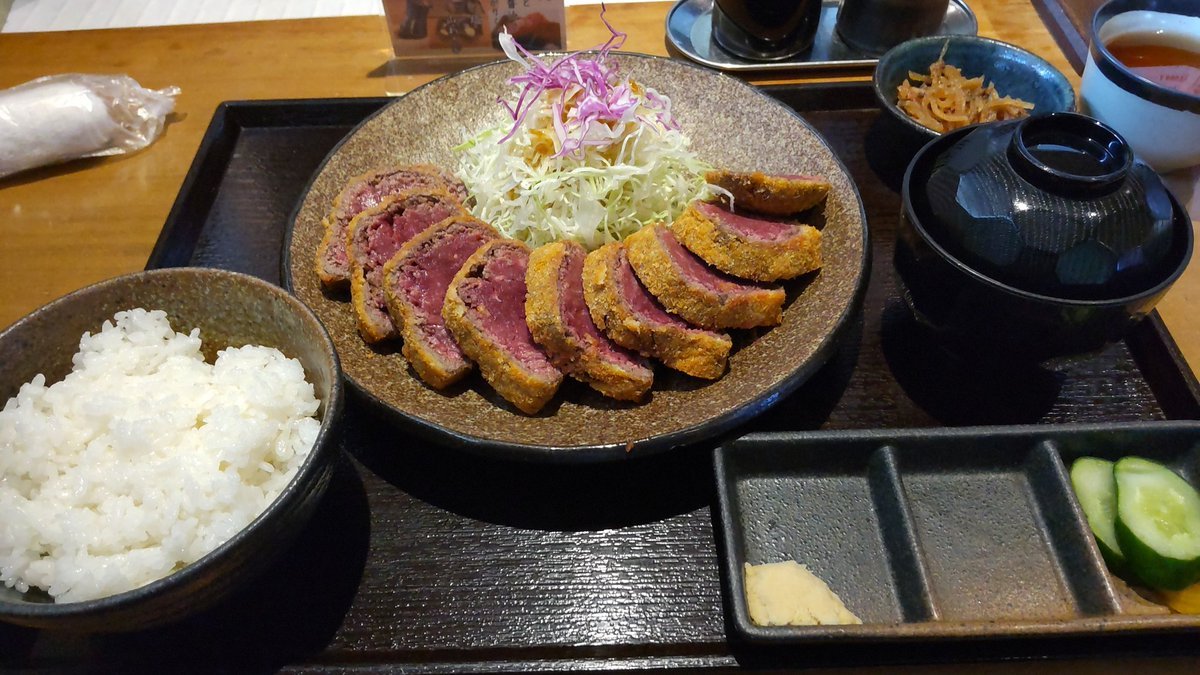 今日のお昼はカツ定食！肉食べるー。（笑） [おもちゃの平野【Twitter】]