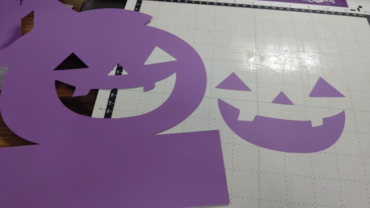 ハロウィンのお菓子セットのご注文を頂いたので下準備します！顔を切り抜いたあとの紙(目・鼻・口)が大量に出ます･･･風船に使うかな... [おもちゃの平野【Twitter】]