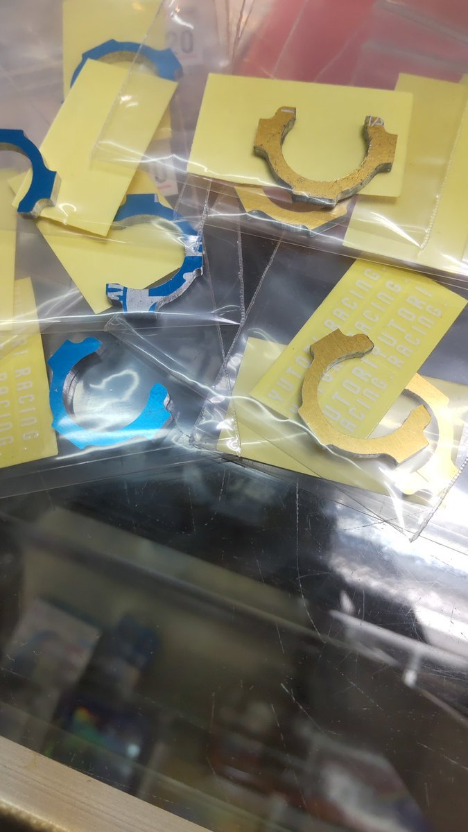 セッティングボードを使ってるから青色と金色がありますね! [おもちゃの平野【Twitter】]