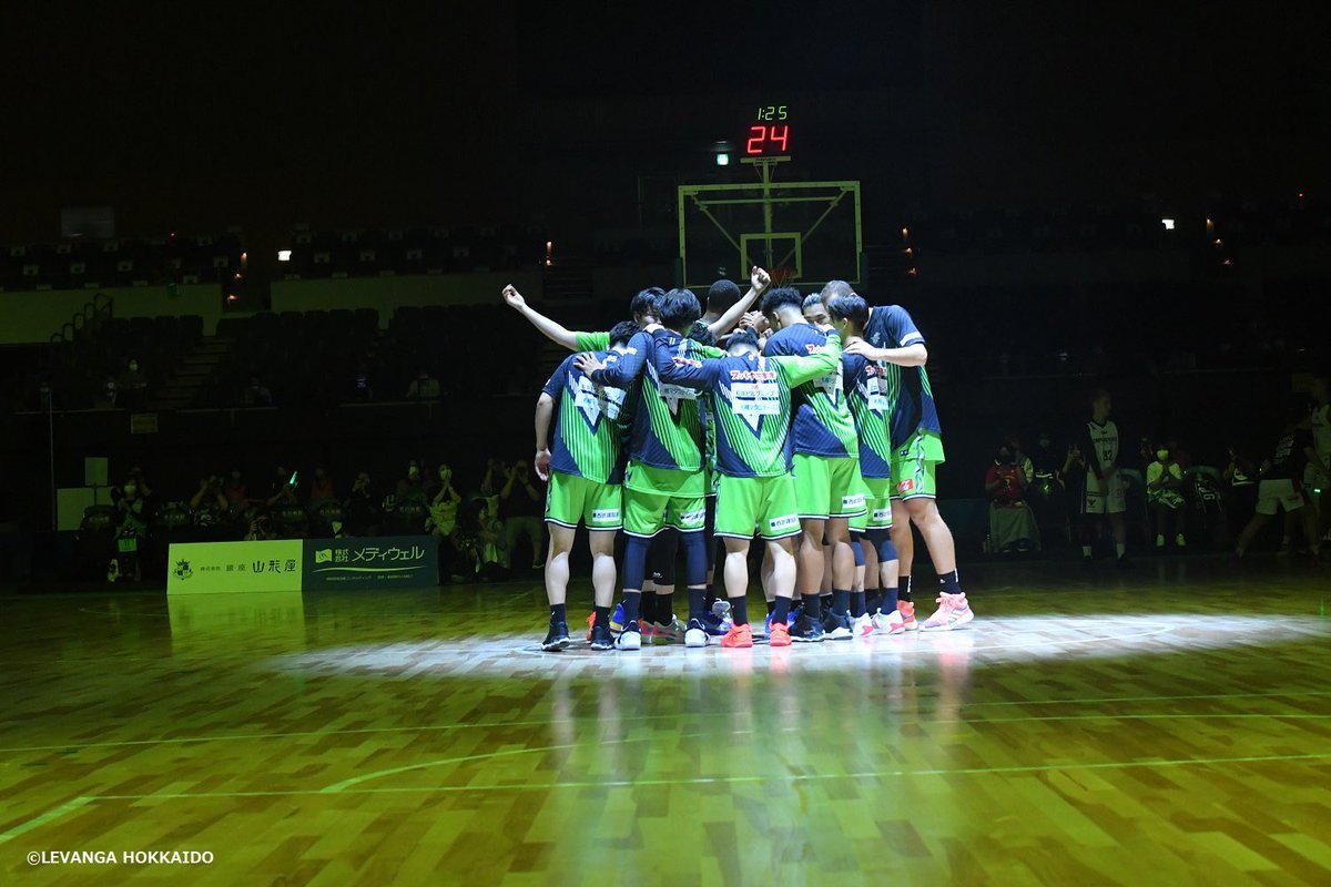 GAME DAY.ホーム開幕戦。ファン・ブースターの皆さんの前で戦える事、何よりチームが心待ちにしていました。まず1勝、全員で掴み... [レバンガ北海道【Twitter】]