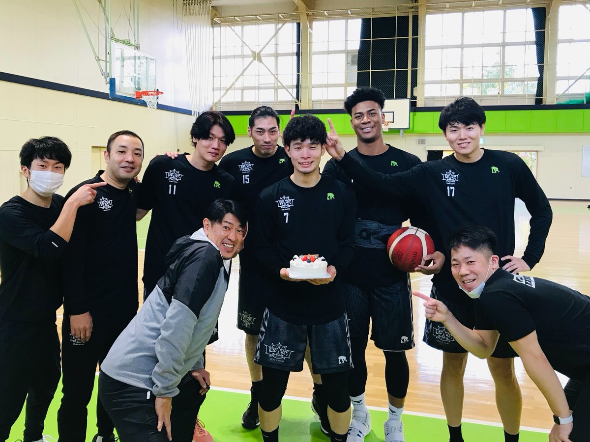 10/28にお誕生日を迎えた #中野司 選手🎉👏本日の練習後に、#レバンガ北海道 のオフィシャルスポンサーである株式会社わかさいも本舗.... [レバンガ北海道【Twitter】]