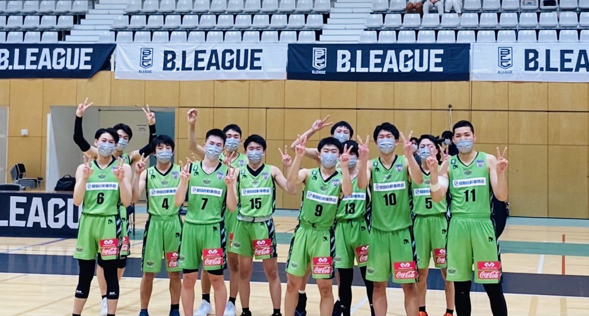 記念撮影は表情がカッチカチだったので、いつもの選手たちらしい表情のこちらも…✌️😆✌️✨#レバンガ北海道U18 #優勝おめでとう http... [レバンガ北海道【Twitter】]