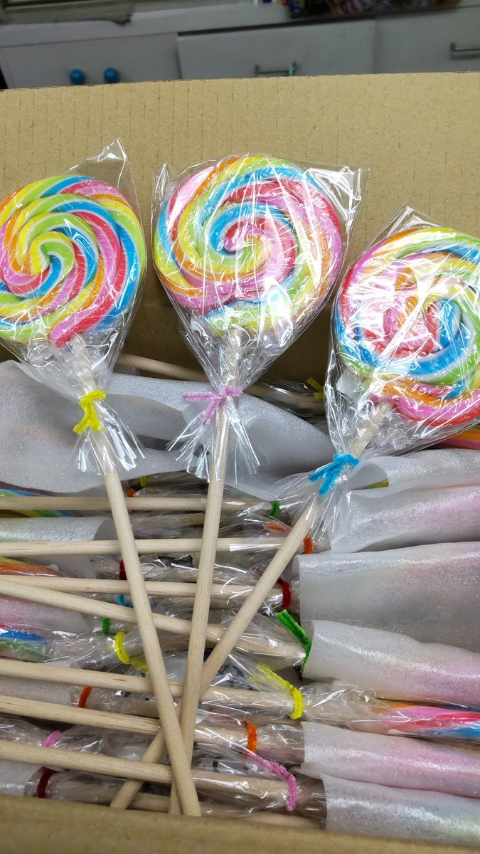 おもちゃの平野駄菓子コーナーに昨シーズンも大好評だったぐるぐるうずまきキャンディー入荷しました!よろしくおねがいします [おもちゃの平野【Twitter】]