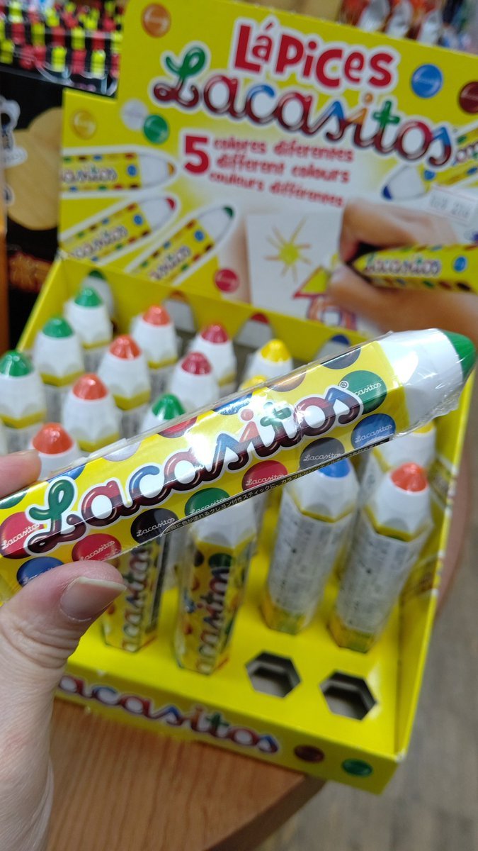 ホントに書けちゃうクレヨン！中はマーブルチョコレート！#駄菓子 #おもちゃの平野 [おもちゃの平野【Twitter】]