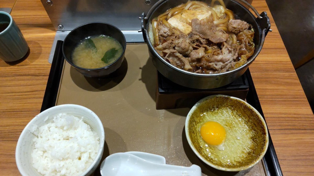 今日の晩御飯はすき焼き定食!肉食べるー（笑） [おもちゃの平野【Twitter】]