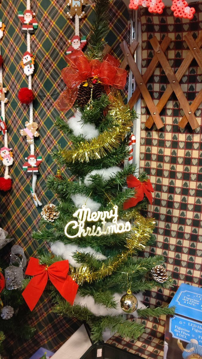 90cmのセットツリー🎄オーナメントがさみしかったので、トップのリボン(松ぼっくりが付いてるの！)は作って足しました！雪を付ける... [おもちゃの平野【Twitter】]
