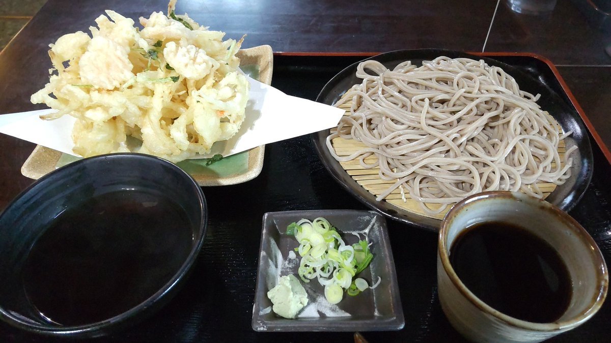 今日のお昼は、限定５食までの、かき揚げ天そばです!かき揚げが、こんもりと菊の花のようです!美味そう!　　（笑） [おもちゃの平野【Twitter】]