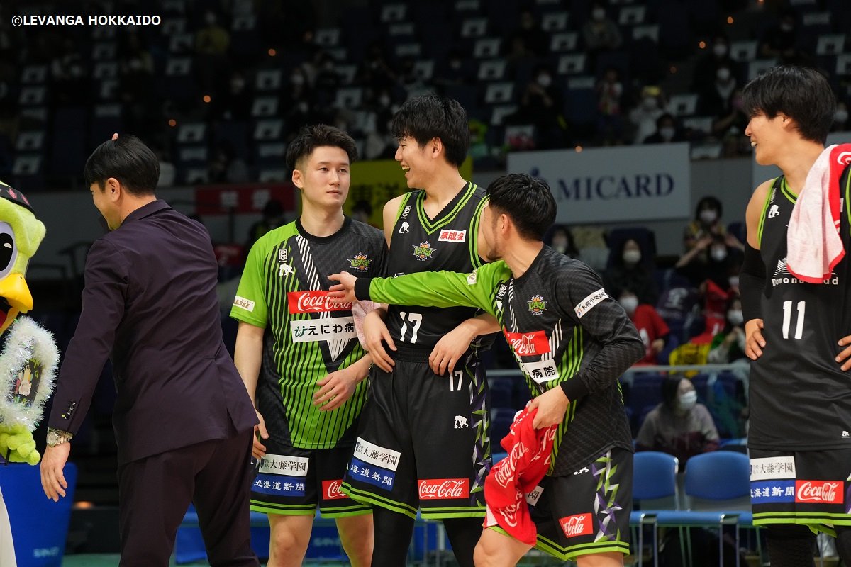 一同『なんでやねん！』😂😏(完全に一致…!!)(#Bリーグオールスター ファン投票、最終日まで楽しい気分になる写真をご紹介予定です…..... [レバンガ北海道【Twitter】]