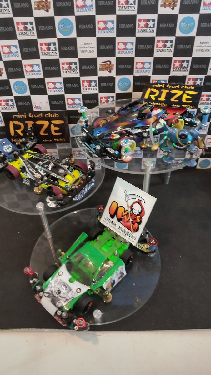 おもちゃの平野ミニ四駆大会オープン部門優勝は、TARO君です!予選も高得点で勝ち抜き、決勝戦の激戦を制しての優勝です!おめ... [おもちゃの平野【Twitter】]